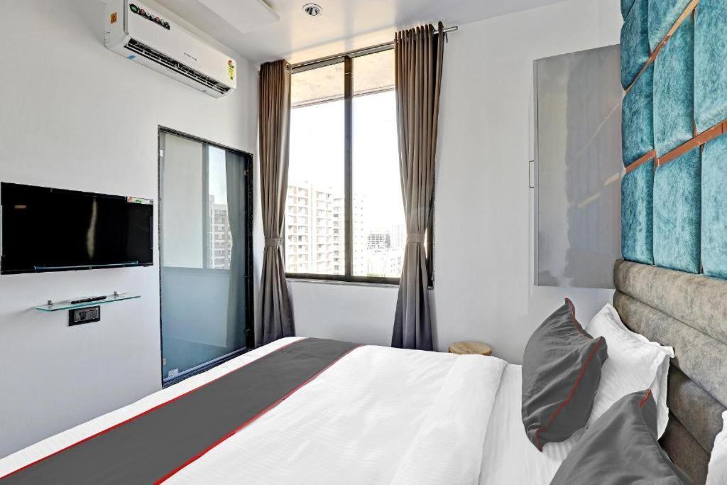 Hotel The Lowell Surat Exterior photo